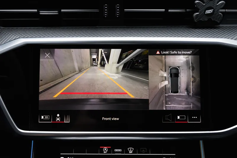 Централен дисплей на Audi RS6 с камера за паркиране