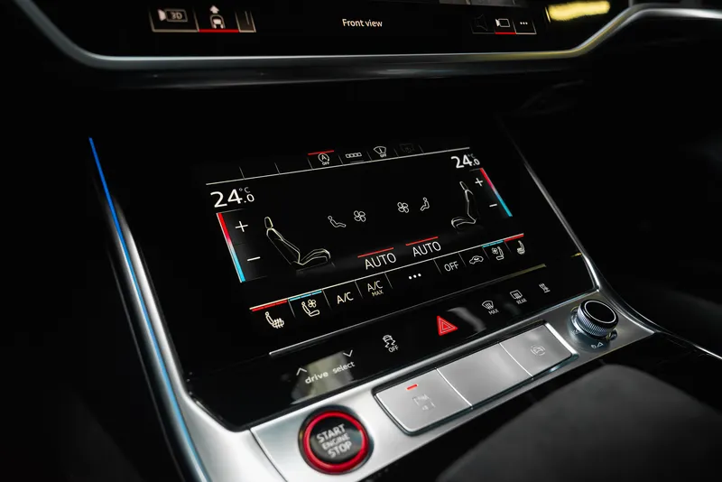 Климатичен дисплей на централната конзола на Audi RS6