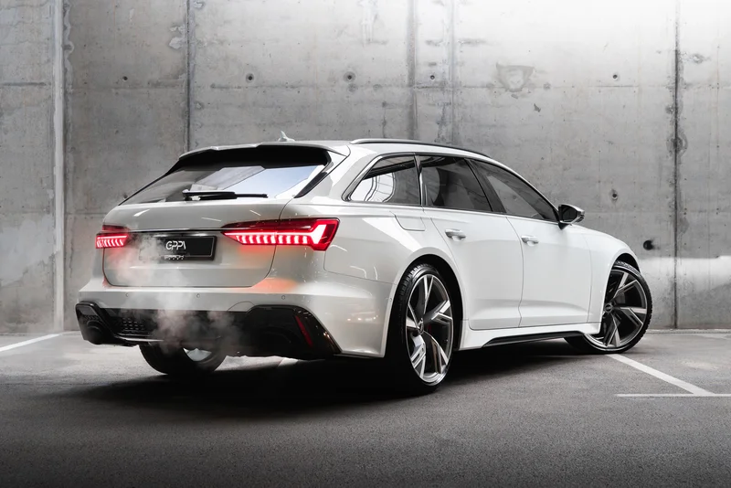 Audi RS6 Performance отзад, с дим от ауспуха