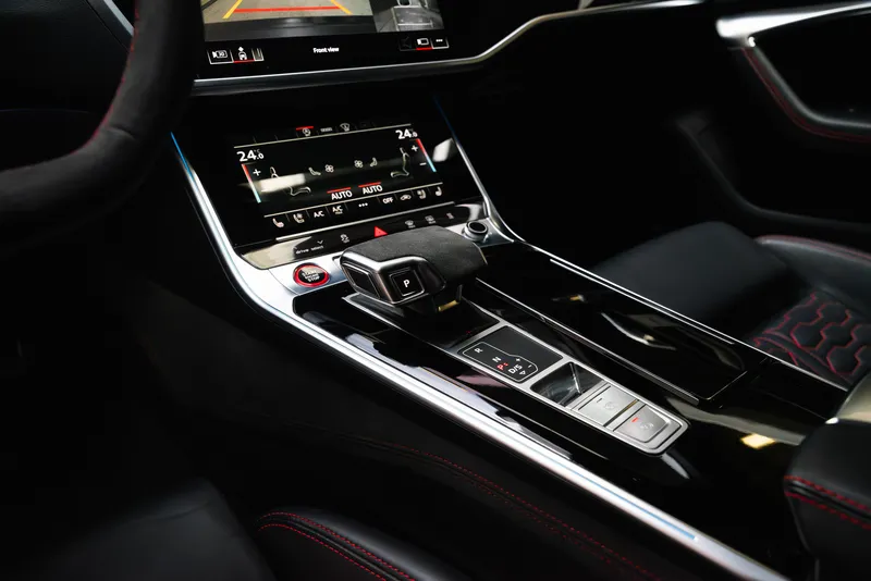Централна конзола и скоростен лост на Audi RS6