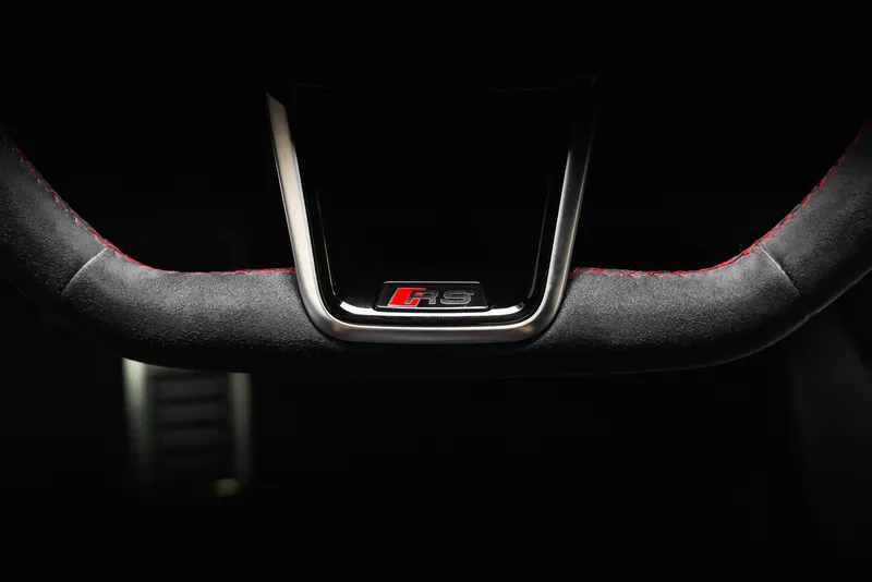 Волан на Audi RS6 с RS емблема