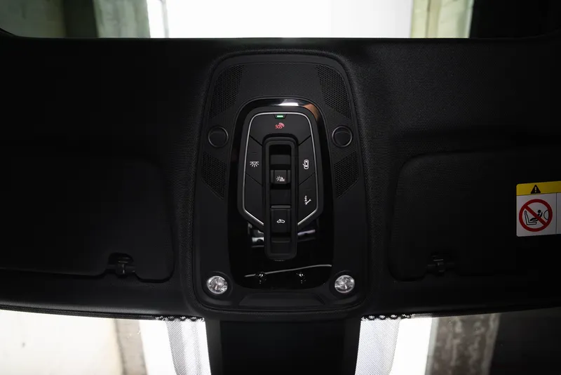 Таванна конзола с бутони в Audi RS6