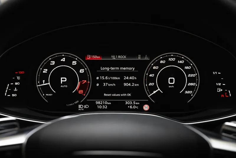 Дигитално табло на Audi RS6 с RS6 надпис