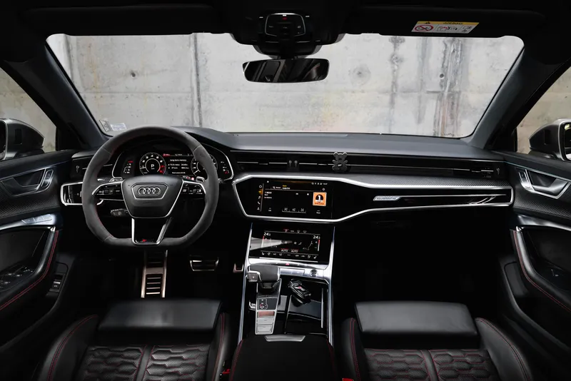 Салон на Audi RS6 – широк кадър отпред