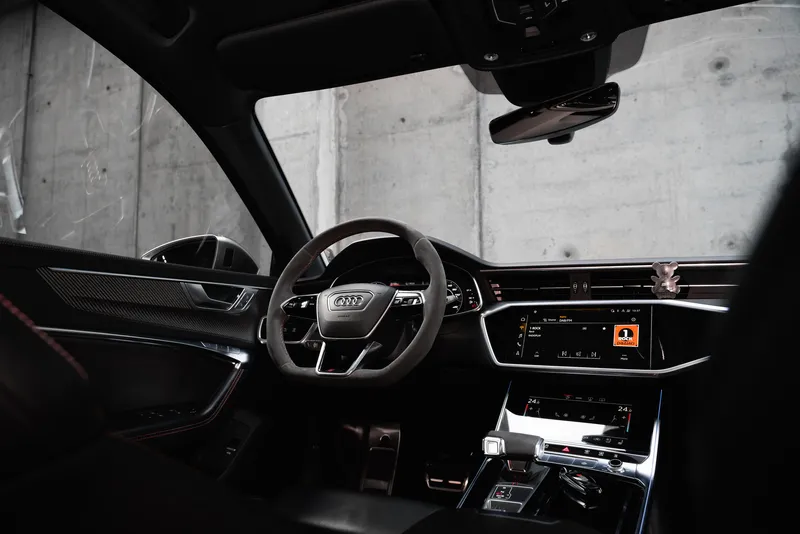 Салон на Audi RS6 – таблото и воланът отблизо