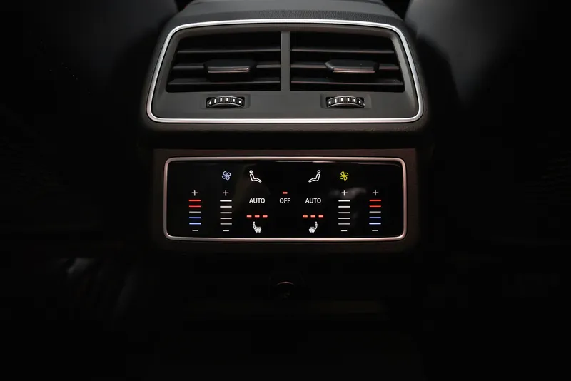 Задни климатични дюзи и панел в Audi RS6