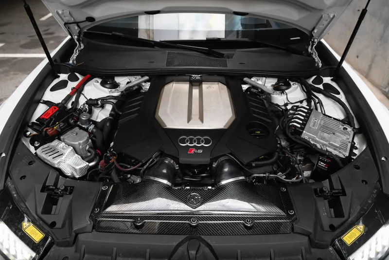 Двигател V8 под капака на Audi RS6 Performance