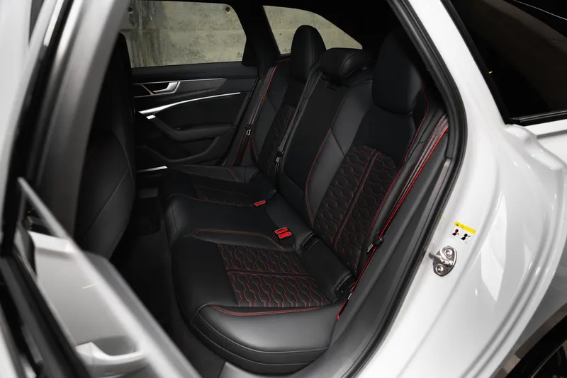 Задни седалки с червени шевове в Audi RS6