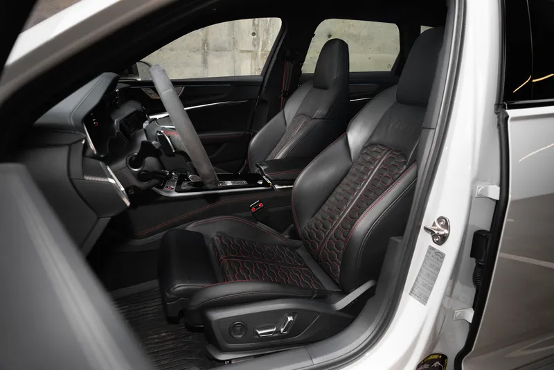 Предна седалка с червени шевове в Audi RS6