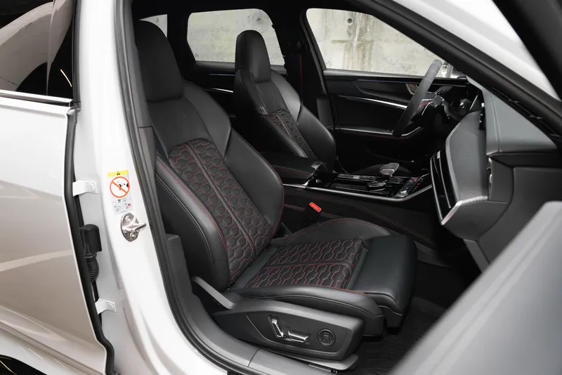 Предни седалки с кожена тапицерия в Audi RS6
