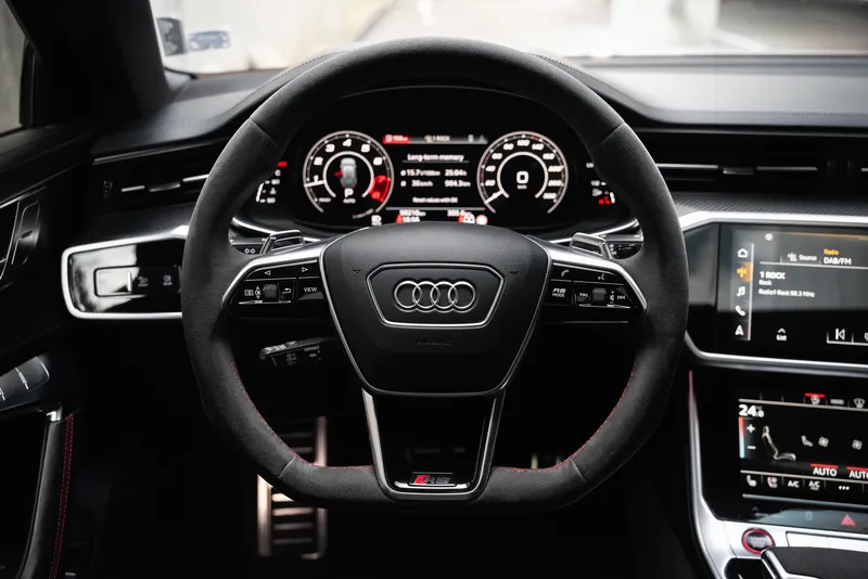 Волан и дигитално табло на Audi RS6