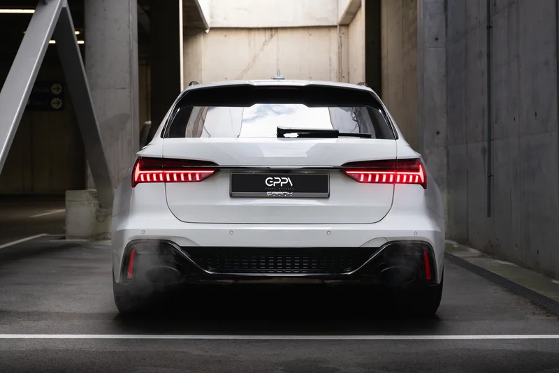 Audi RS6 Performance – задна част със светещи стопове