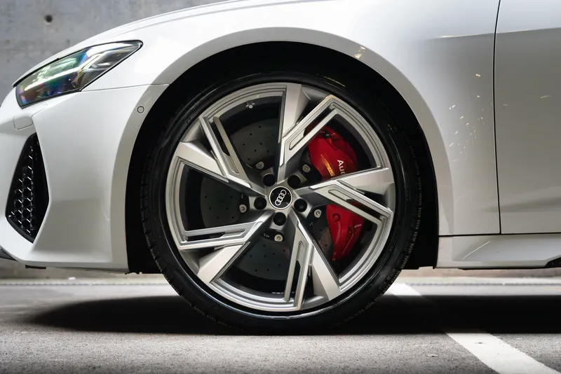 Джанта и червен спирачен апарат на Audi RS6 Performance