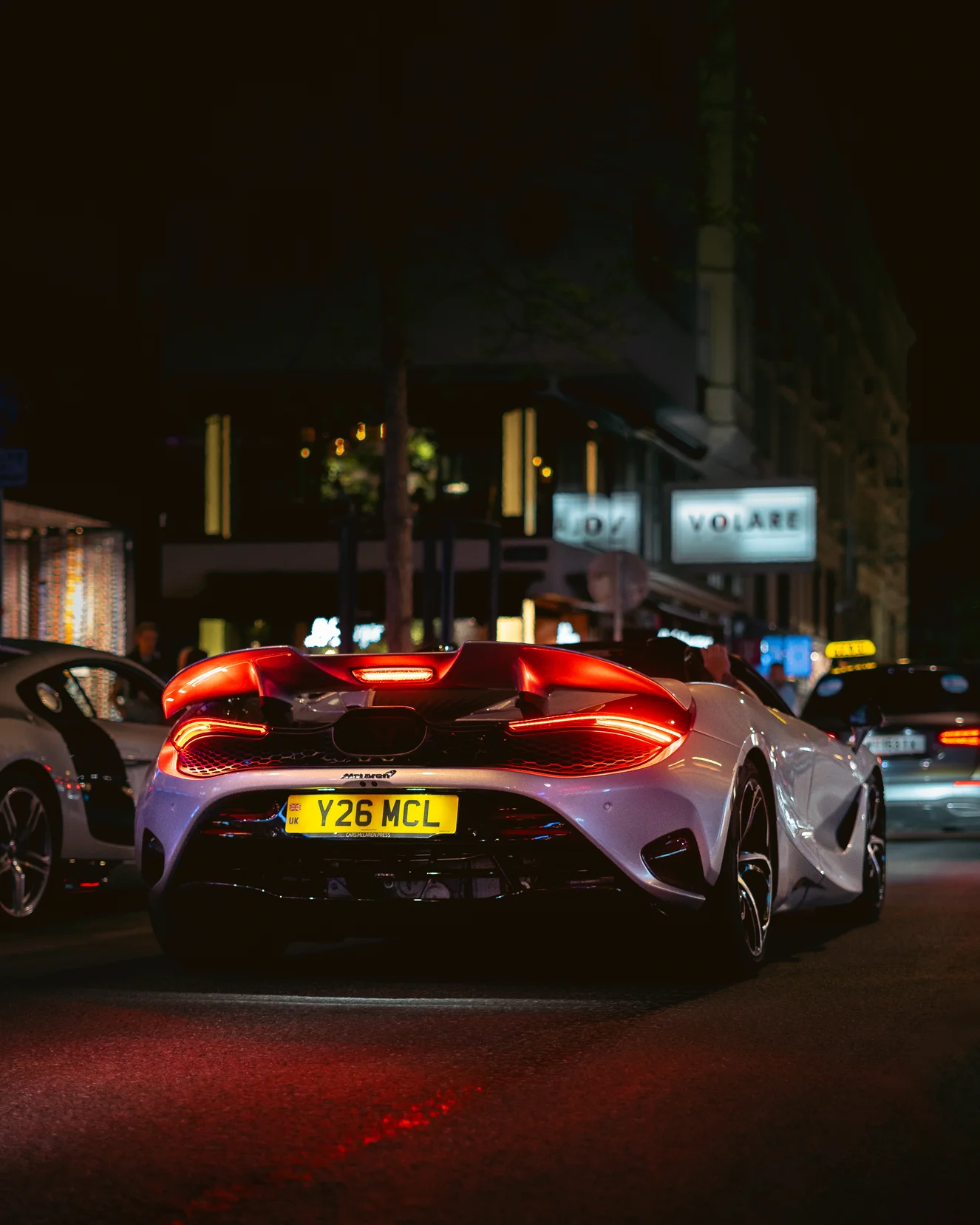 McLaren отзад на нощна улица