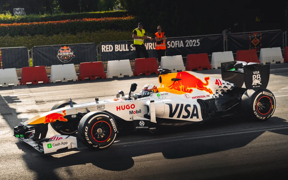 Болид на Red Bull на писта по време на събитие в София