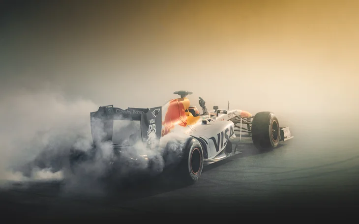 Болид на Red Bull в облак дим при демонстрация