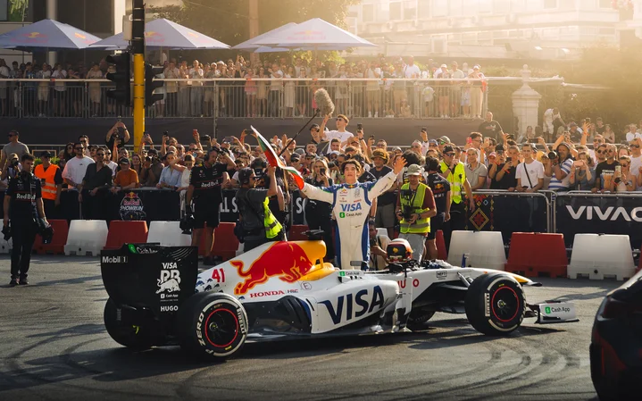 Болид на Red Bull и ликуваща публика на автомобилно събитие