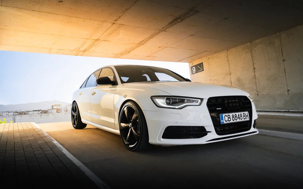 Бял Audi в тунел при златиста светлина