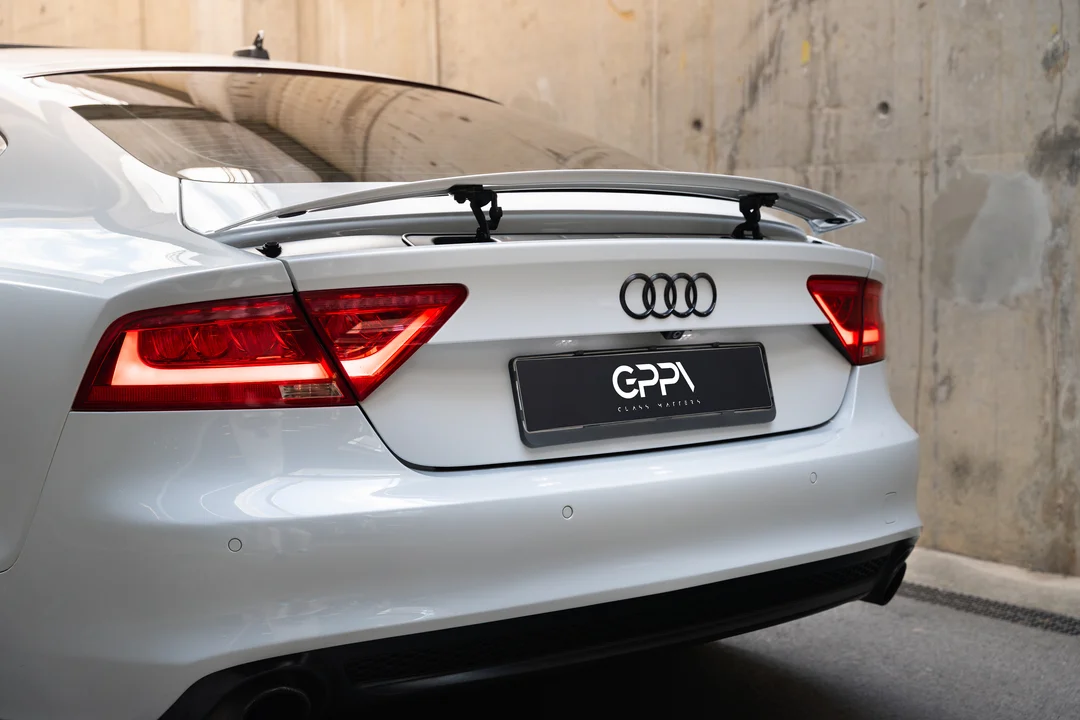 Бял Audi отзад със спойлер и червени стопове