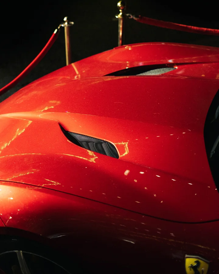 Червен Ferrari – детайл на калника със знака на марката
