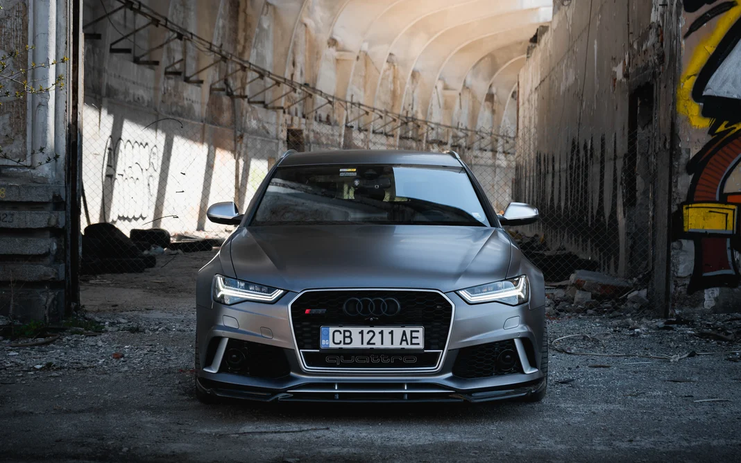 Сив Audi RS6 в изоставена индустриална сграда