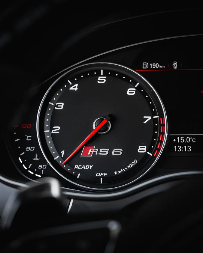 Табло на Audi RS6 с оборотомер и скоростомер