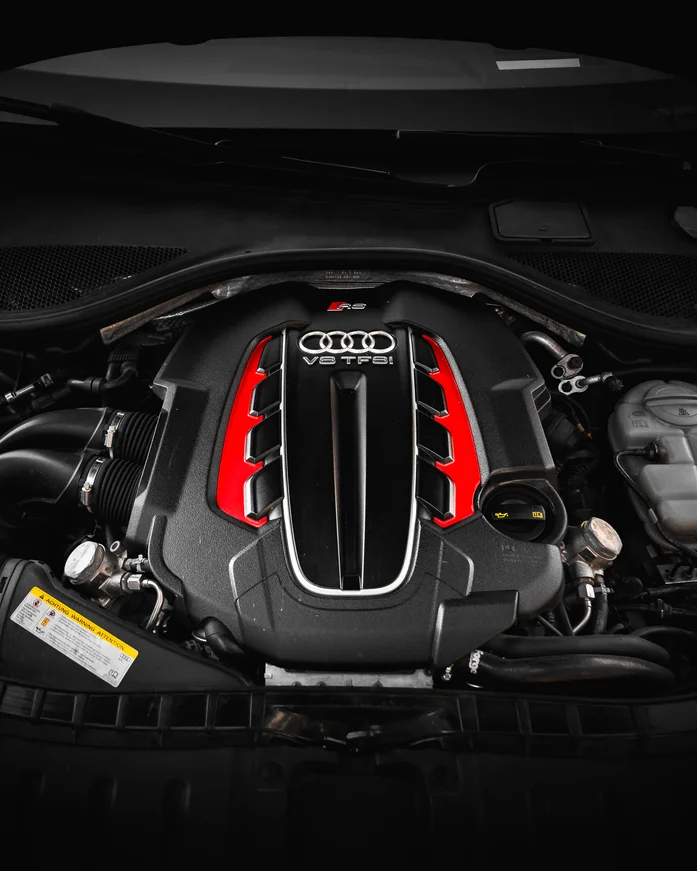 Двигател на Audi с червен кожух