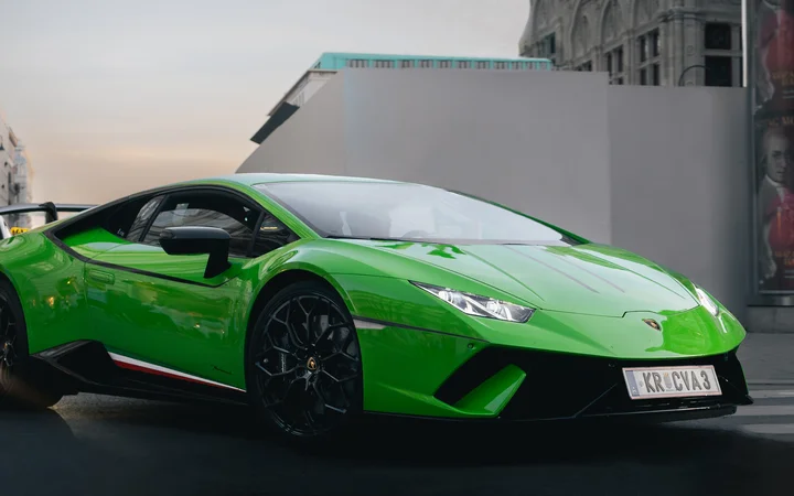 Зелен Lamborghini Huracán до индустриална сграда
