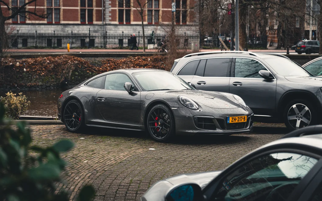 Сив Porsche 911 на градска улица