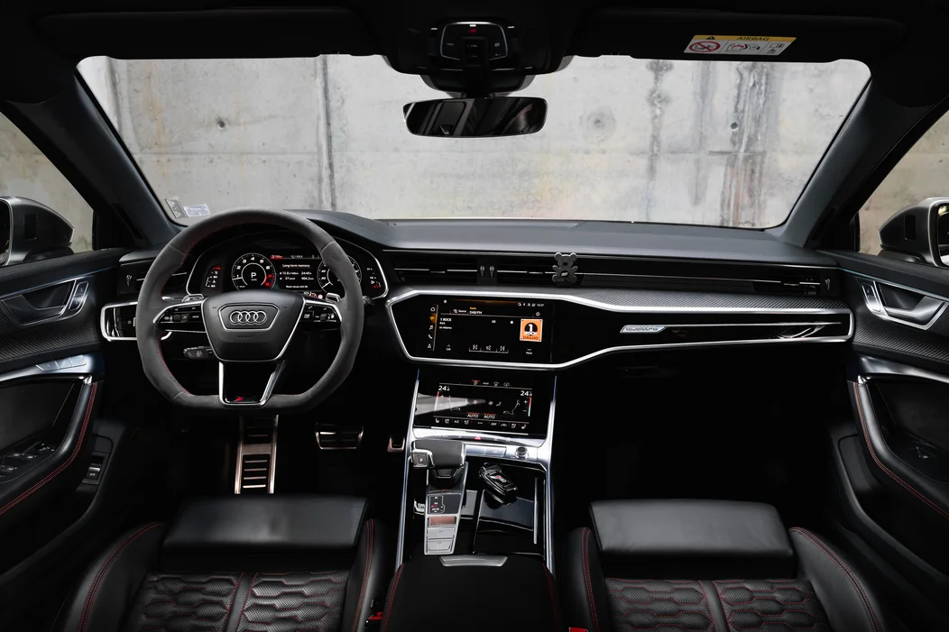 Салон на Audi RS6 – таблото, воланът и панорамният покрив