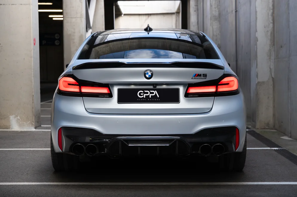 Сиво BMW M5 отзад в подземен гараж