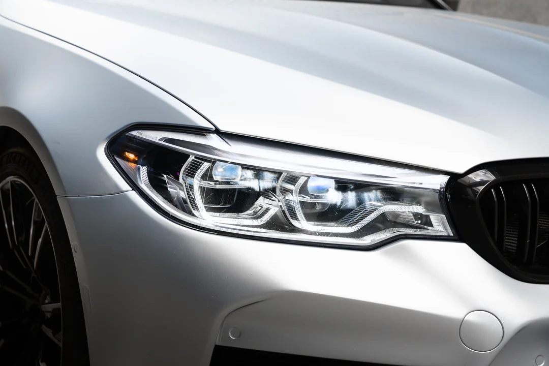 Фар и решетка на сребрист BMW – детайл