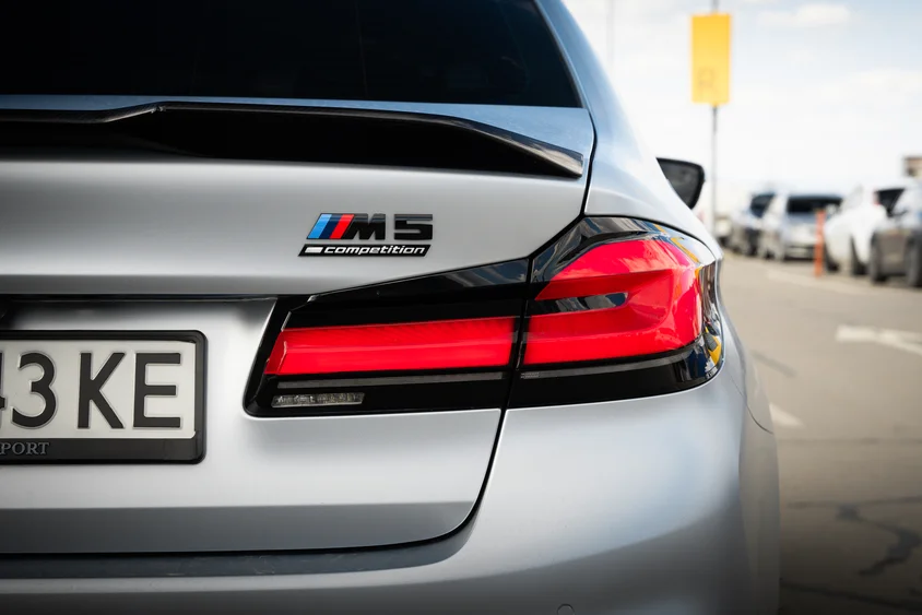 Задна част на BMW M5 със светлина и емблема M5