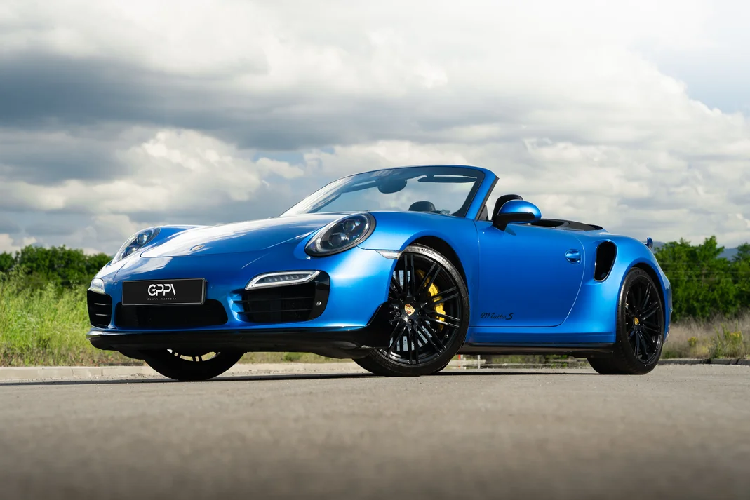 Син Porsche 911 кабриолет на открит път