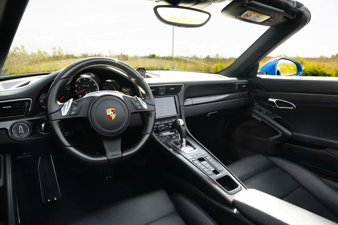 Салон на Porsche 911 кабриолет – волан и централна конзола