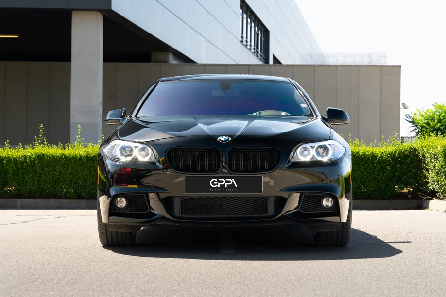 Черно BMW отпред на улица