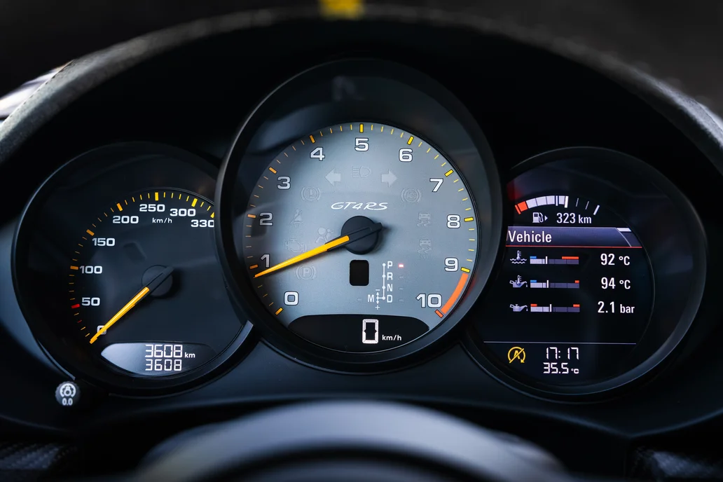 Табло на Porsche с оборотомер