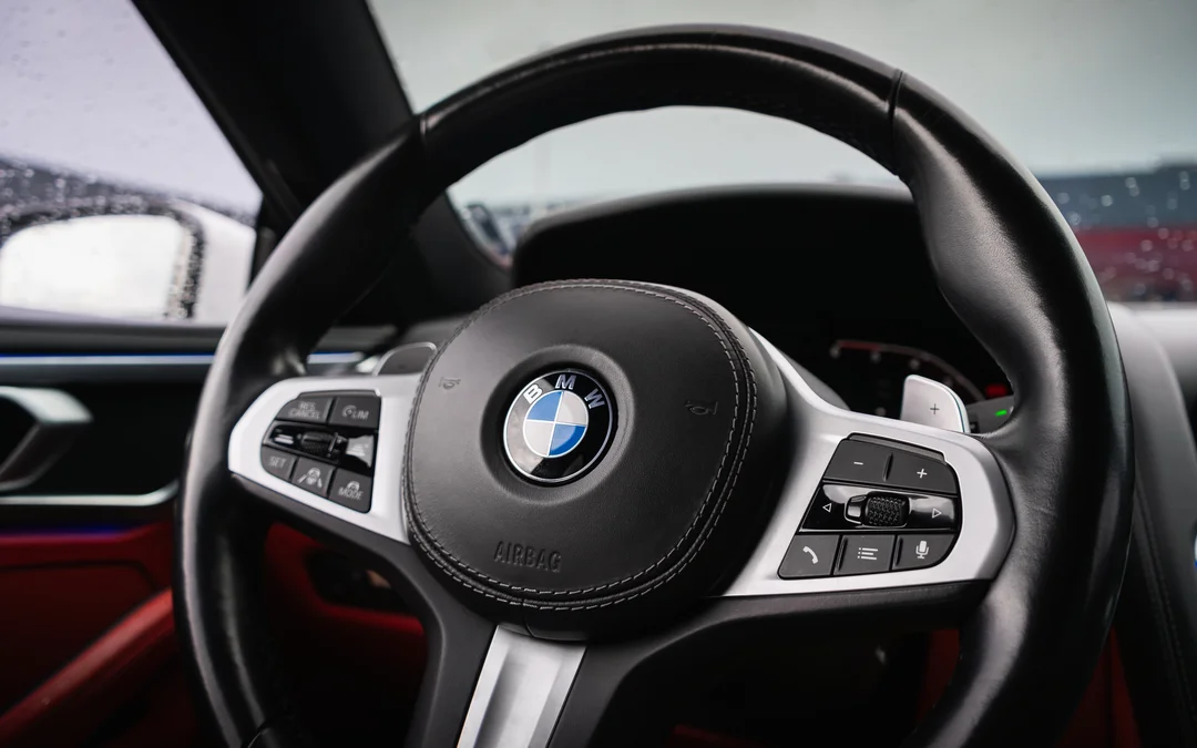 Волан на BMW и червен салон