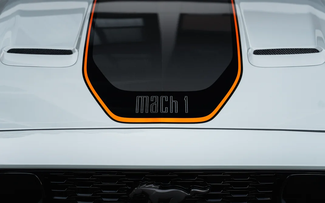 Бял Ford Mustang Mach 1 – капак с оранжева ивица