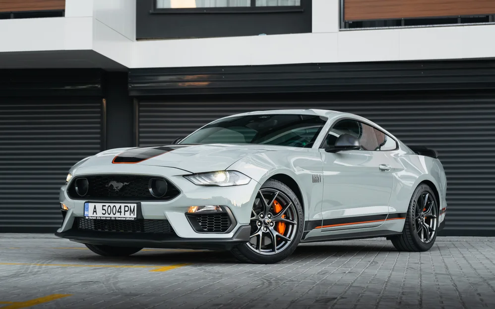 Сив Ford Mustang Mach 1 пред гаражни врати
