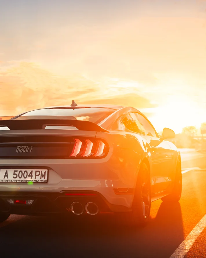 Ford Mustang отзад на залез в топла светлина