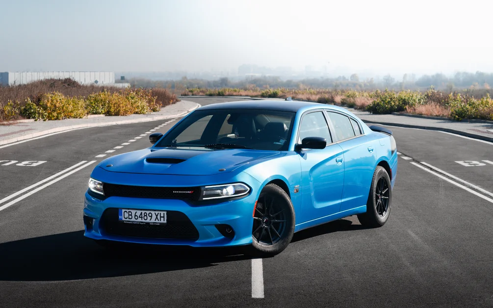 Син Dodge Charger на път