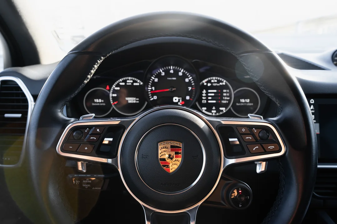 Волан и табло на Porsche